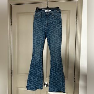 Curvy high rise vintage flare jeans from hollister. SO SOFT